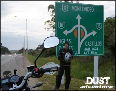 placa na estrada para Montevideo viagem de moto até o Uruguai