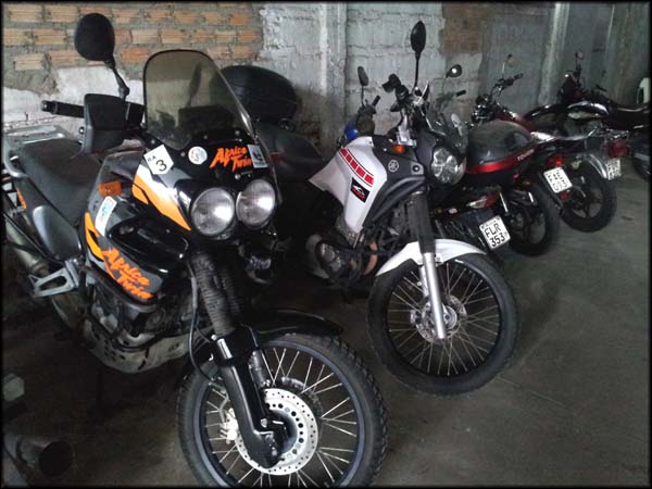 No estacionamento, ao lado da Africa Twin que já viajou bastante