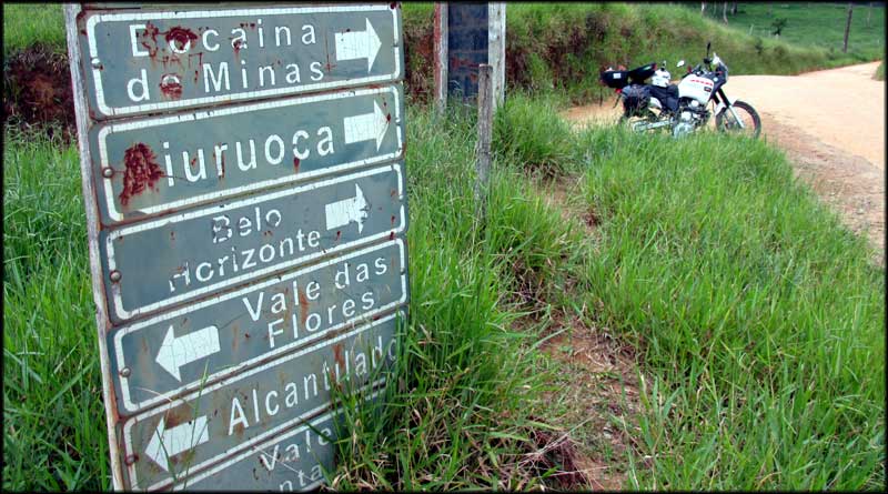 Bifurcação nas estradas de terra entre cidades no caminho para São Thomé das Letras