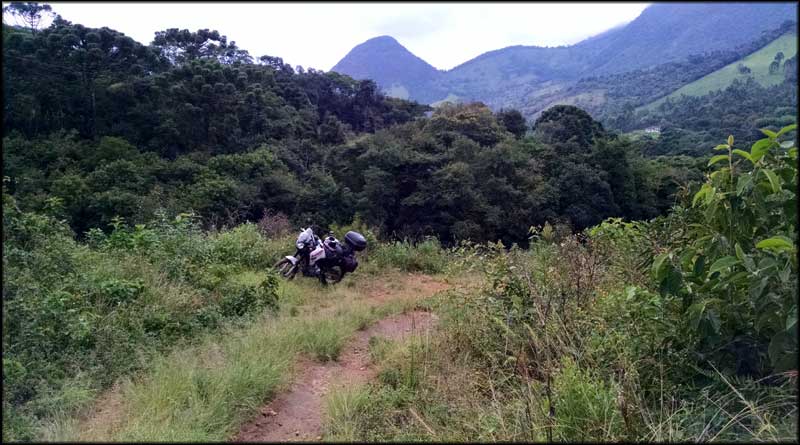 Estradas de terra que já sumiam no meio do matagal no caminho para São Thomé das Letras
