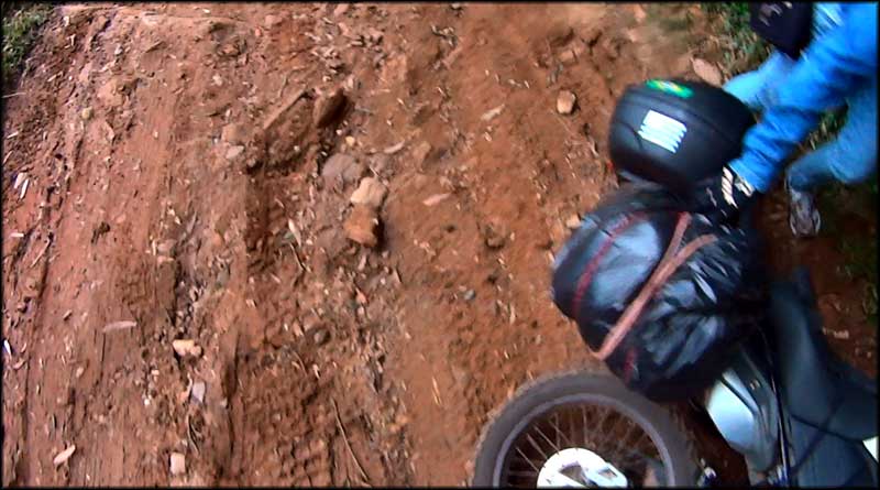 Levantar a moto na ladeira escorregadia exigiu paciência...
