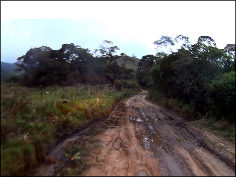 Várias vezes a estrada de terra virava estrada de lama...