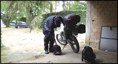 Carregando a moto, ritual diário, chaaato...