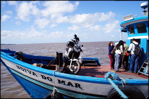 Motoca devidamente acomodada para a viagem de barco
