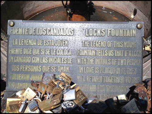 A lenda diz que trancando um cadeado na fonte, com as iniciais dos nomes de um casal, eles voltarão àquela fonte e seu amor estará para sempre trancado juntos. Um perigo...