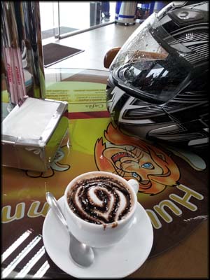 Um capuccino no posto de gasolina, para recuperar a dignidade