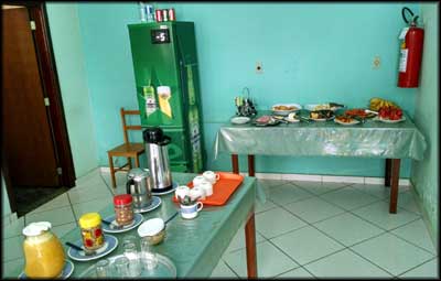 Mesa do café da manhã da Pousada Souza Reis. Suficiente.