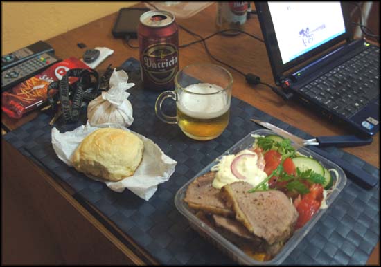 Carne assada com saladas, estava muito bom. E cerveja gelada!