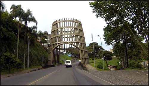 Portal de entrada de Bento Gonçalves, um barril de vinho