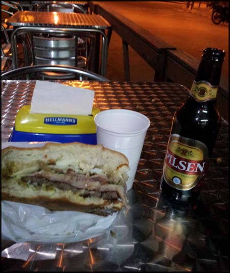 Chivito no El Gaucho com cerveza Pilsen. Bom jantar.