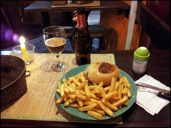 Chivito excelente na lanchonete Teodora. E Cerveza !