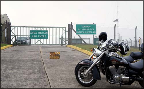 Desse portão em diante é proibida a entrada, área militar...