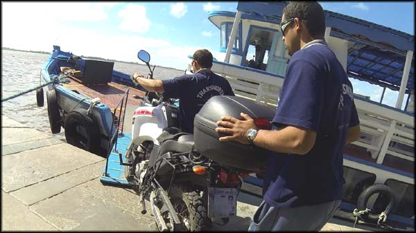 Tripulação levando a monstrinha a bordo para a travessia
