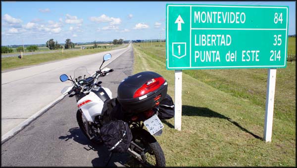 Ruta 1 para Montevidéu, pista boa e muitas retas