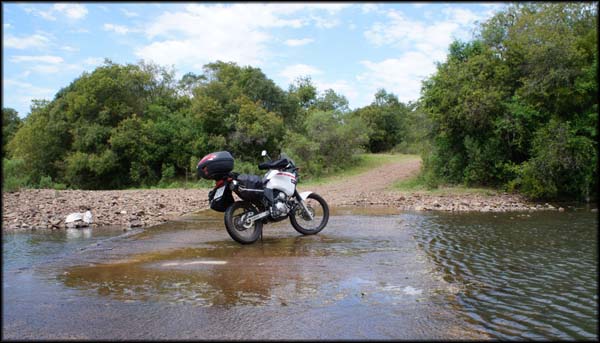 A estrada off road era interrompida volta e meia por cruzamentos de rios sobre asfalto, visual bem diferente