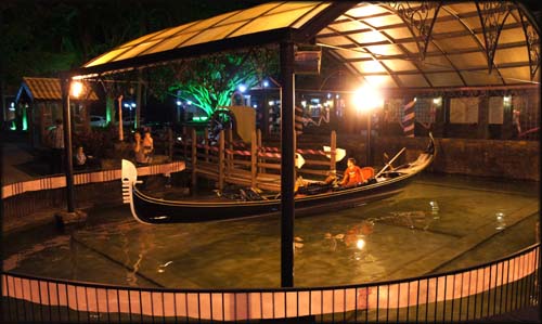 Gôndola decorativa no lago