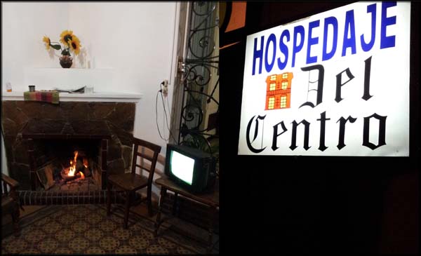 Lareira na recepção com mega TV passando jogo. Fachada da Hospedaje del Centro