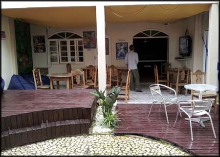 Quintal nos fundos do Hostel Lagoa, tem até um ofurô, as festas devem ser doidas. Ao fundo o gringo filandês