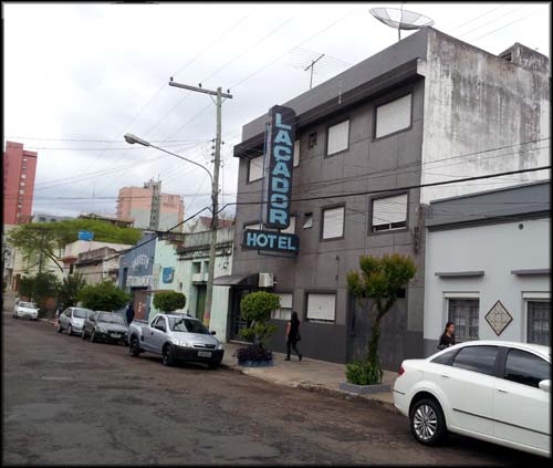 Hotel Laçador. Não é o pior do mundo, mas tem opção melhor por preço similar.