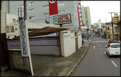 Entrada do estacionamento do Hotel Primavera