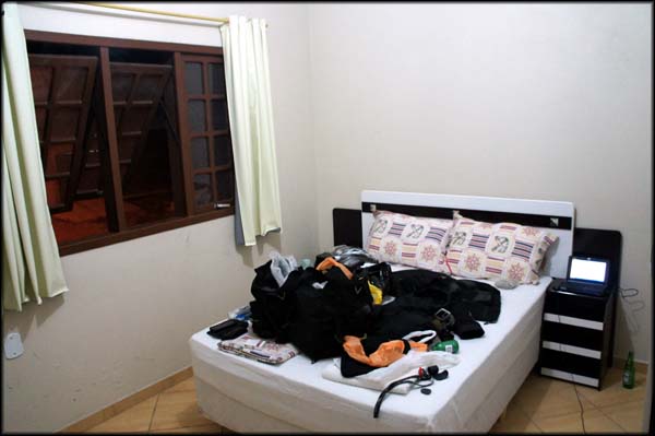 Quarto do hotel no Posto Vila Nova. Suficiente pra descansar.