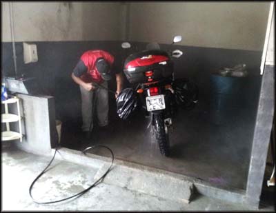 Amigo da Yamaha dando uma moral e tirando o barro acumulado na monstrinha