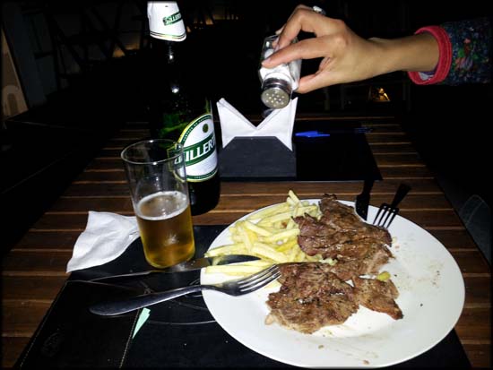 Cerveja boa, comida boa, atendimento ruim. Não se vence todas.