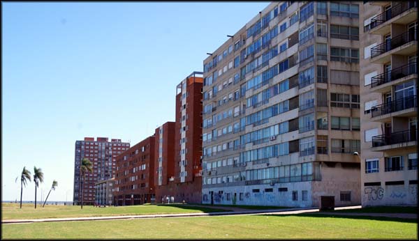 Prédios com muitos apartamentos, região de aparência mais humilde