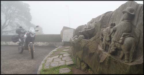 Aqui uma tentativa de foto do Monumento aos Tropeiros, a cerração tomava força
