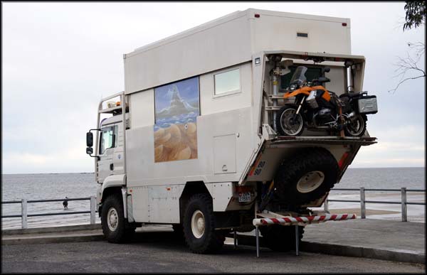 Assim é mole viajar de moto...