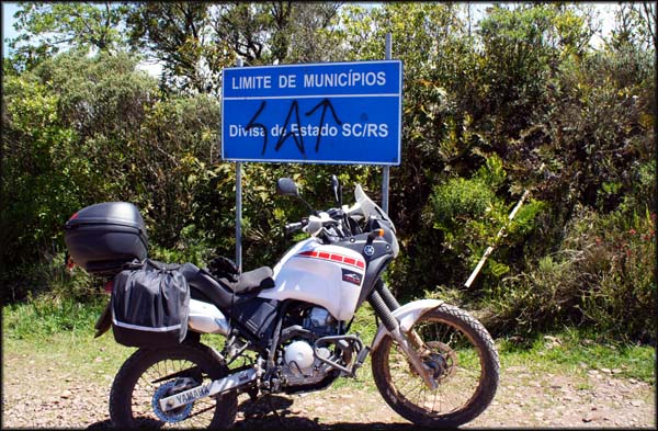 Mais uma divisa atravessada. Malditos pichadores, poluindo o visual...