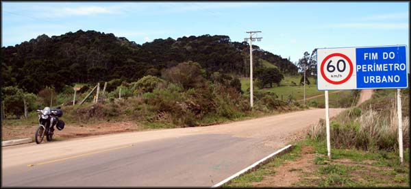Fim do perímetro urbano em Cambará, de volta às pedrinhas...