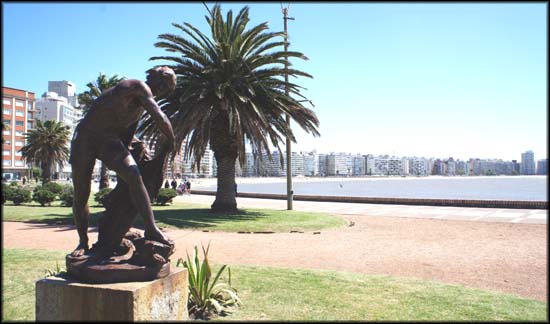 Ainda na orla, muitas esculturas pela cidade