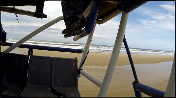 Chegando na praia, após o longo caminho pela areia
