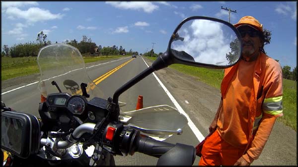 Esperando para poder seguir, obras na pista. Funcionário curioso com a moto