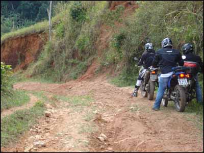 Algumas valas engoliam as motos