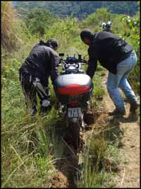 Moto agarrada na vala