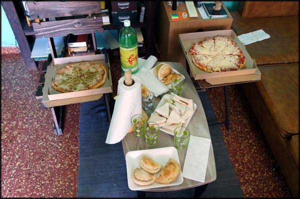 Pizza e salgados para almoço leve, saborosos