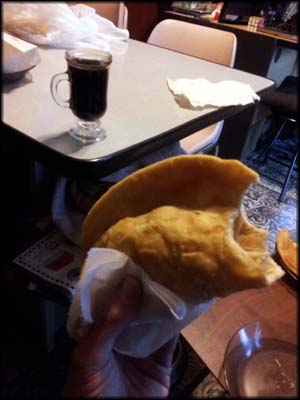 Pizza frita e café, excelente combinação