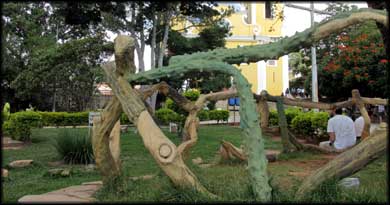 Escultura em madeira na praça central de São Thomé das Letras