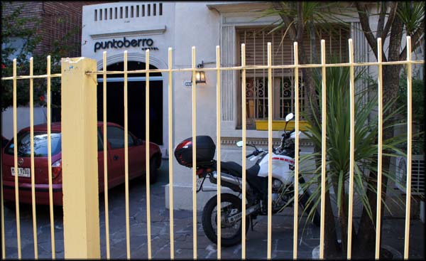 Fachada do Hostel Punto Berro, a motoca ficou em segurança