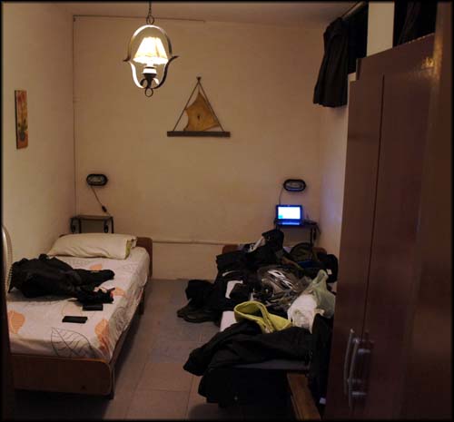 Quarto simples, mas tinha cama e chuveiro com água quente, só o que eu precisava