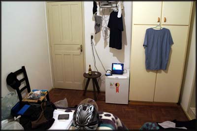 A já tradicional bagunça no quarto, tudo espalhado e roupas secando