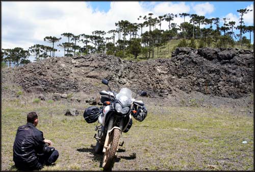Parada para descansar em uma pequena pedreira ao lado da estrada