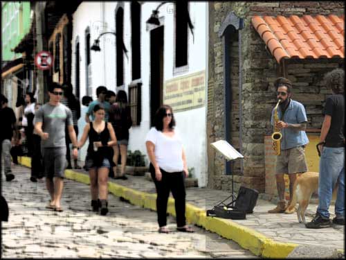 Saxofone e Jazz, artista de rua em São Thomé das Letras