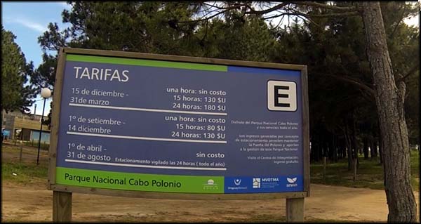 Placa informava que eu teria que pagar 80 pesos. Ninguém me cobrou nada... ainda bem.