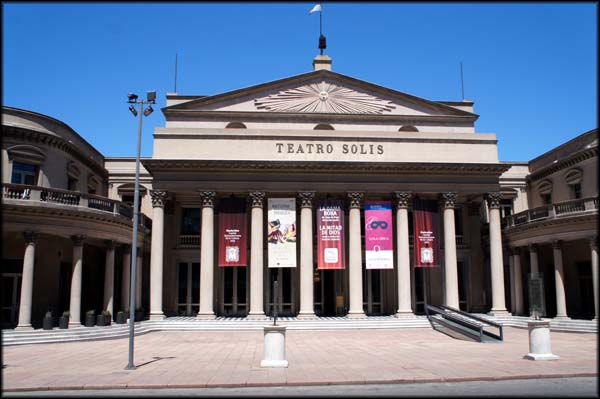 O Teatro Solis fica logo ao lado