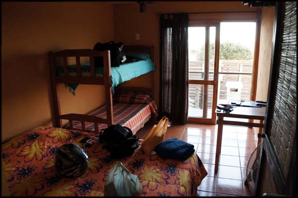 No quarto, cama de casal e beliche, ideal para uma família que não procriou muito