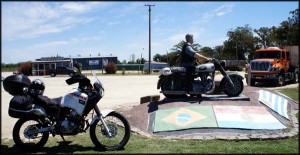 Monumento ao Motociclista no caminho de Colonia do Sacramento Uruguai